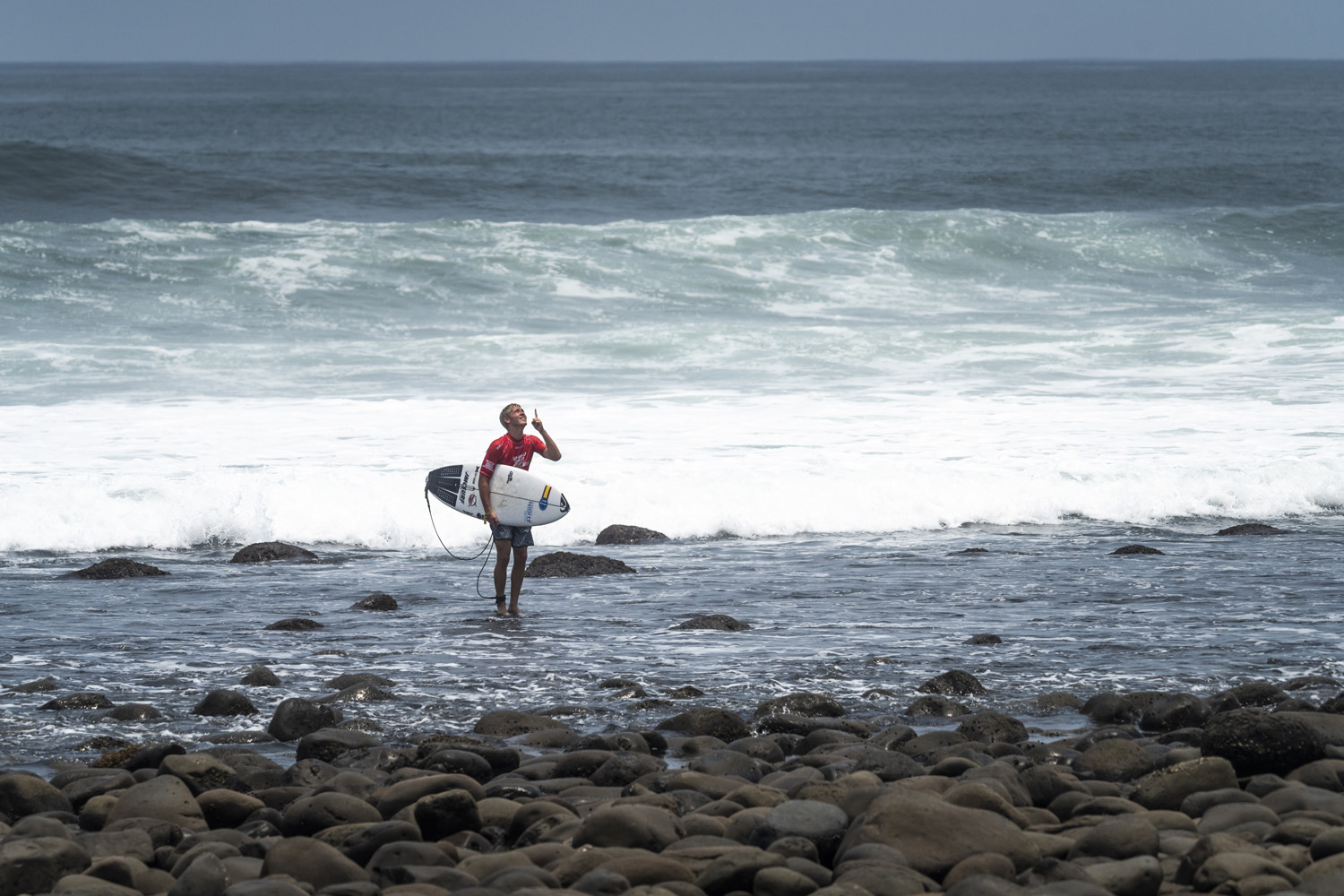Dylan Donegan saliendo del agua tras lograr el título. Foto: ISA / Sean Evans Dylan Donegan saliendo del agua tras lograr el título. Foto: ISA / Sean Evans